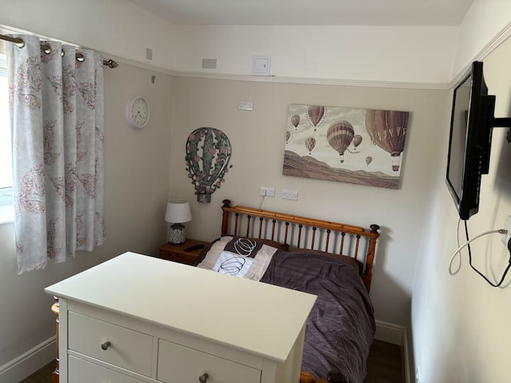 Საძინებელი 3 არის სტანდარტული ორადგილიანი. Აქვეა გარდერობი და უჯრების ნაკრები. Არის კედელზე დამონტაჟებული ტელევიზორი.