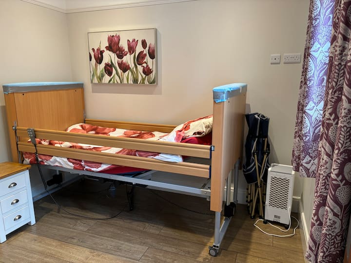 Ამ საძინებელში არის პროფილიანი საწოლი, მაგრამ ამწე არ არის. Ამ ოთახში მდებარეობს გარდერობი და აქვე ინახება დასაკეცი საწოლიც