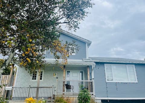 Spacious Pet-Friendly Getaway: Room for Everyone!