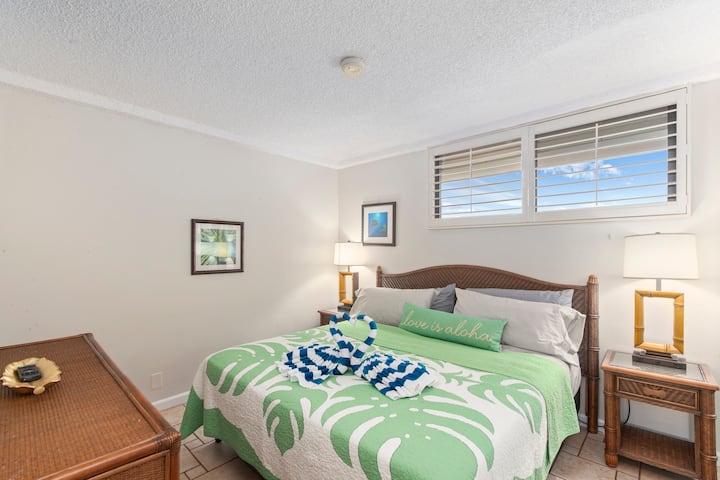 Duerme bien en la nueva cama tamaño king.  Las lámparas a cada lado de la cama tienen enchufes para tus dispositivos.  