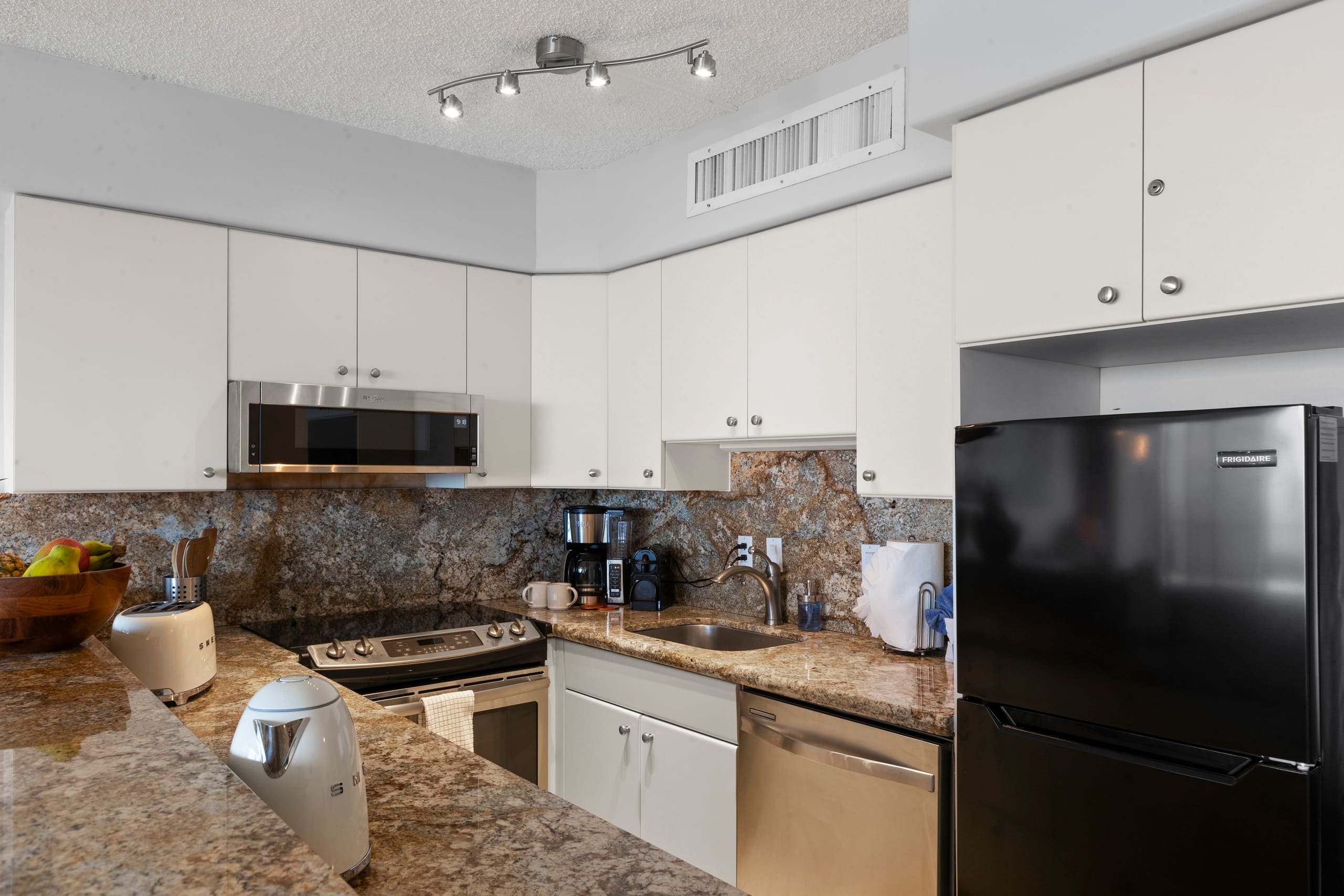 Condo in Lahaina · ★4.97 · 1 bedroom · 2 beds · 1 bath - Image 15