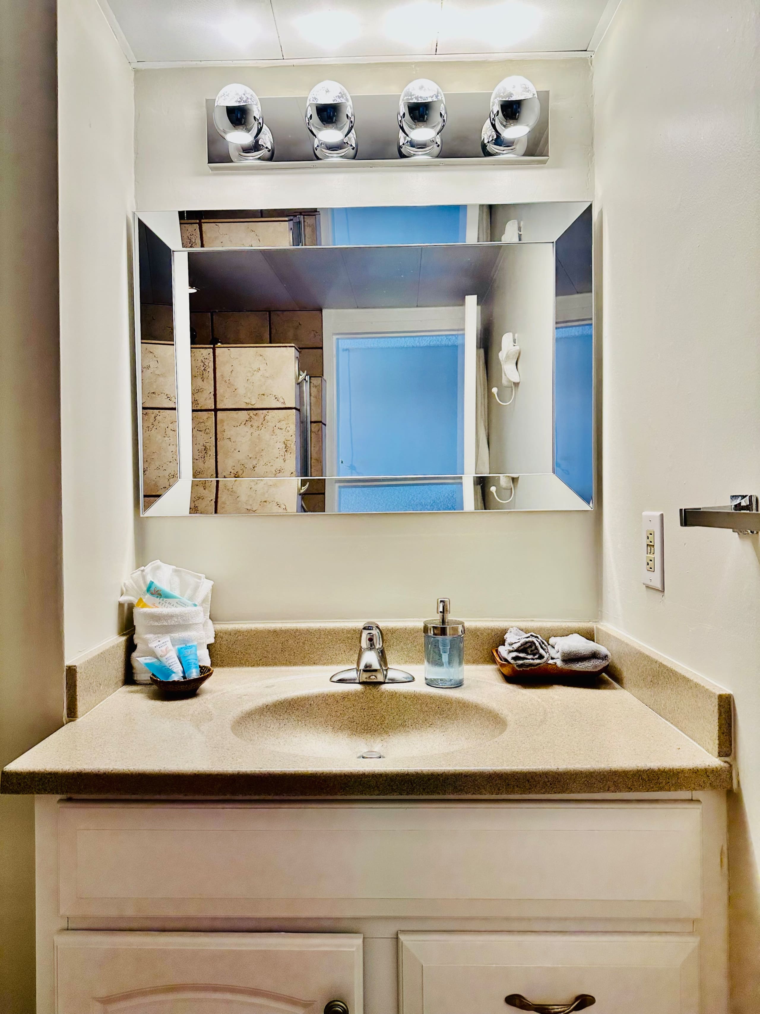 Condo in Lahaina · ★4.97 · 1 bedroom · 2 beds · 1 bath - Image 29
