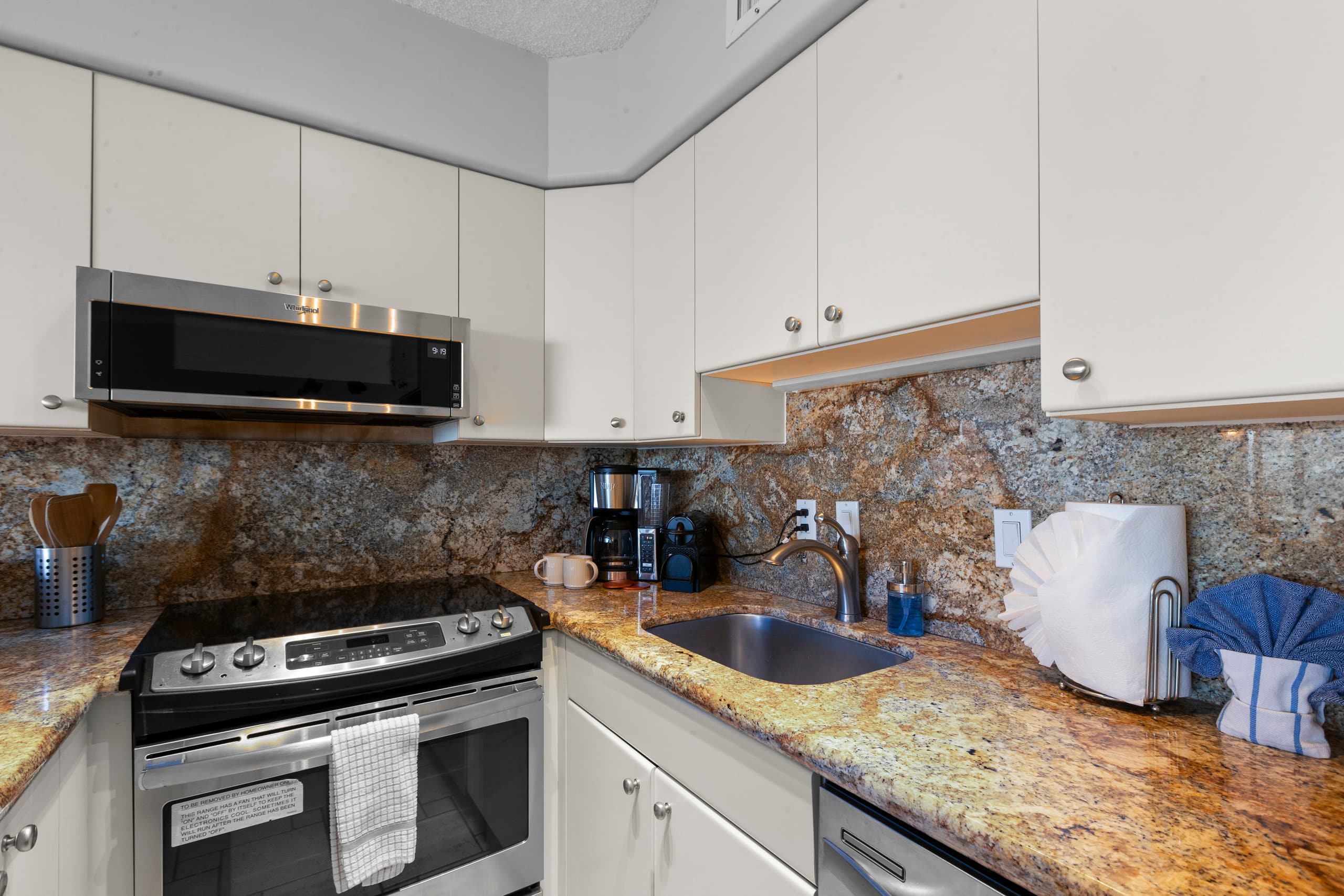 Condo in Lahaina · ★4.97 · 1 bedroom · 2 beds · 1 bath - Image 14