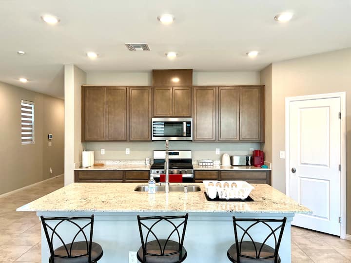 Luxury 5 Bedroom 3 Full Bath House - Las Vegas