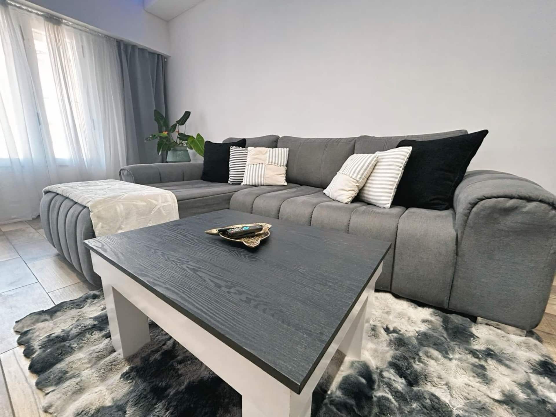 Casa completa com varanda e pátio privativo em Lanús