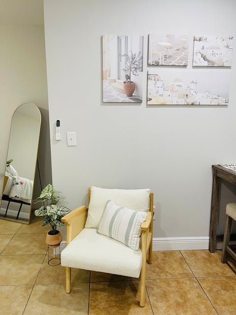 Top Airbnb: Cozy Studio by Lake Magdalene with Washer & Dryer in Lake Magdalene
