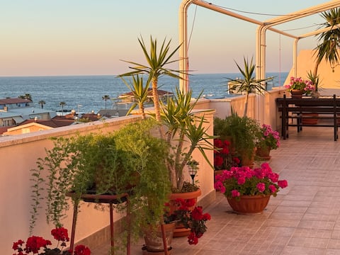 Fantastic sea and mountain views 150m from the sea