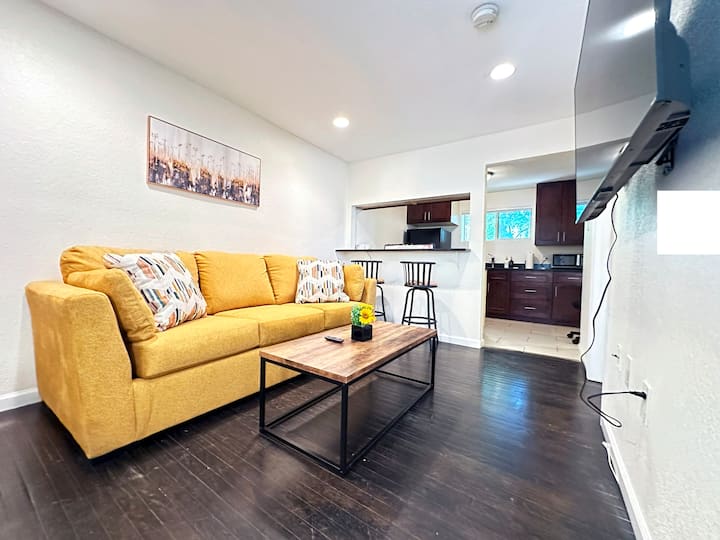 Obývacia izba s gaučom, konferenčným stolíkom a inteligentným televízorom