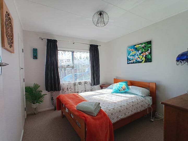  سرير مزدوج مريح، بطانية كهربائية لليالي الباردة، غرفة مريحة لطيفة وجذابة.  تحتوي جميع الغرف على صور فنية ذات ذوق رفيع تصور مواضيع نيوزيلندية. 