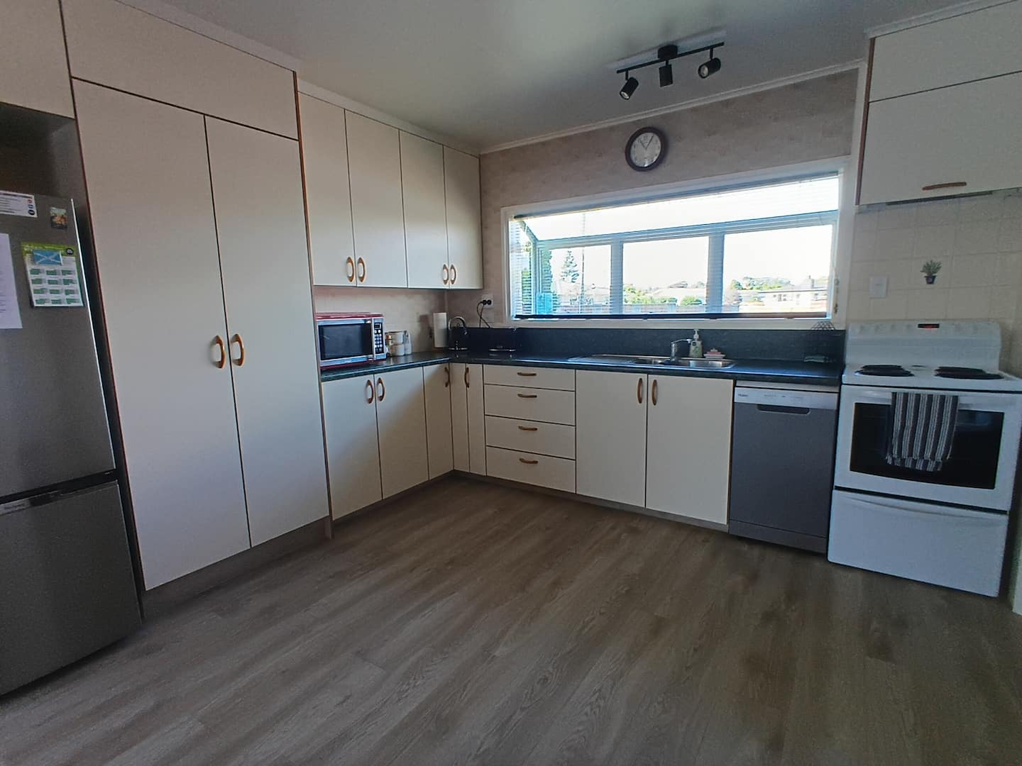 Three Doors.  Whole  Home 3 Bdr,s  Central Motueka 5