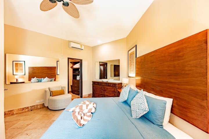 חדר אורחים שני מרווח עם מיטת קינג סייז