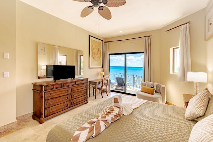 חדר שינה ראשי מרווח עם נוף לים