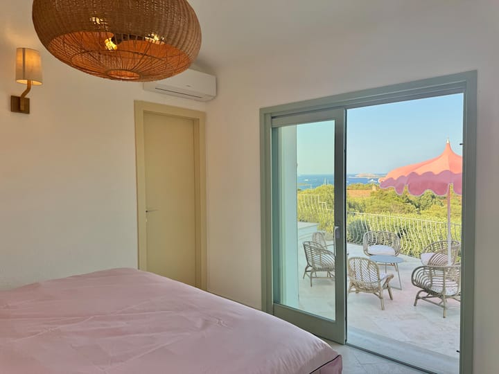 гледка от леглото в основната спалня. 