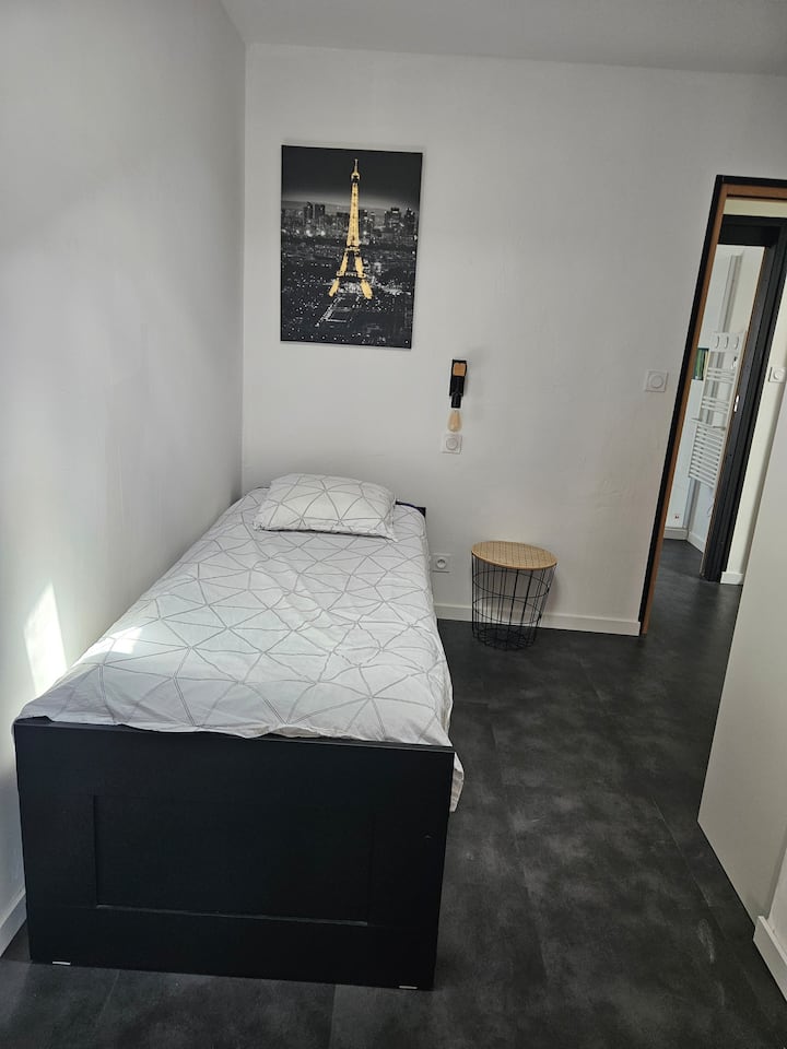 Dieses Bett kann geteilt und als Doppelbett für zwei Personen vorbereitet werden 