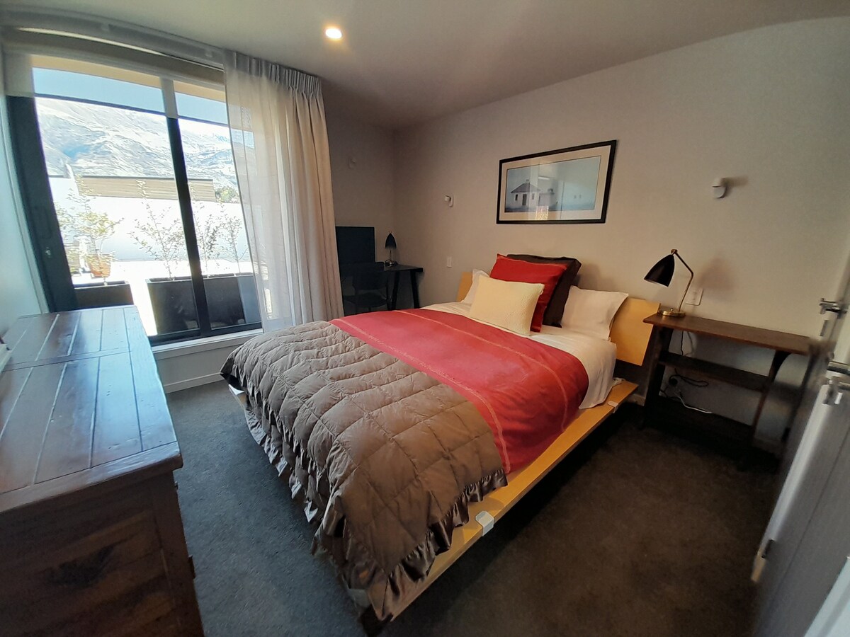 Mwonekano mkubwa wa chumba cha kulala cha malkia kwenye ua