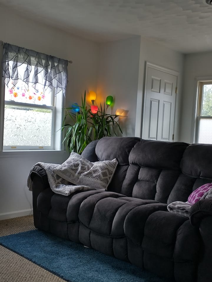 โซฟาปรับนอน 2 ตัวในห้องนั่งเล่น