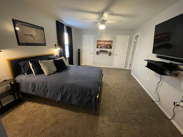 Queensize bed met luchtvaartthema boven met ps3-spelconsole. 