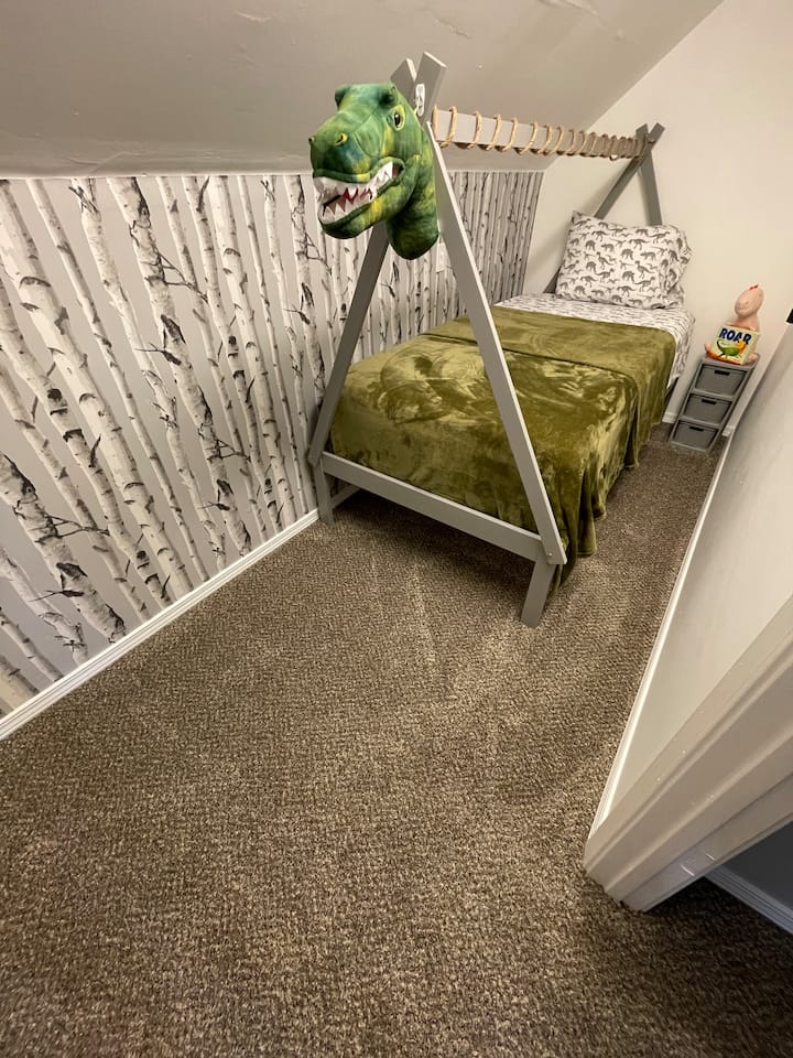 Dinosauruskamer met twee eenpersoonsbedden en leeshoek. 