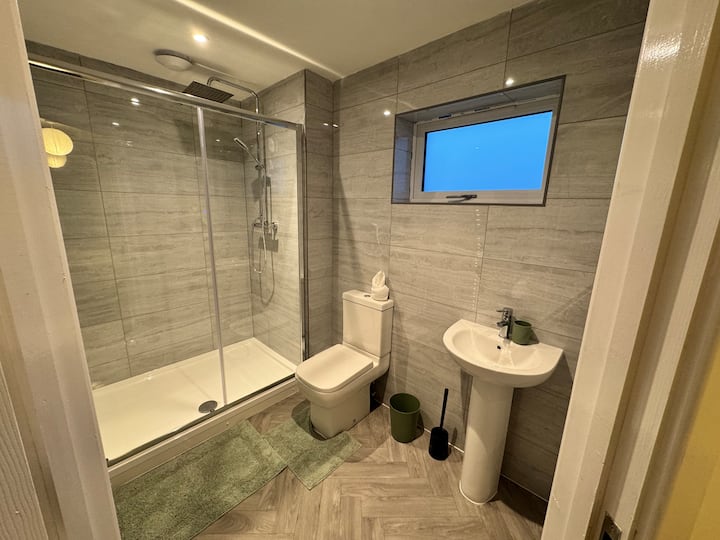 1号卫生间，带LED镜灯化妆台的套房淋浴间 