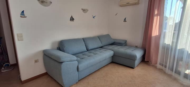 El nuevo y cómodo sofá ofrece mucho espacio para sentarse y dormir.