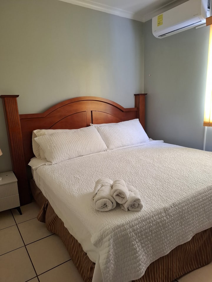 Cama Queen súper cómoda ideal para el descanso y relajación.