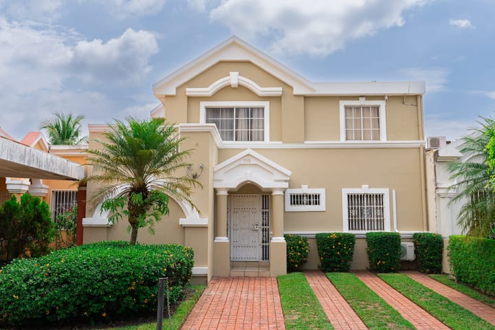 Casa Pasatiempo Sur, family, spacious, 2 stories.