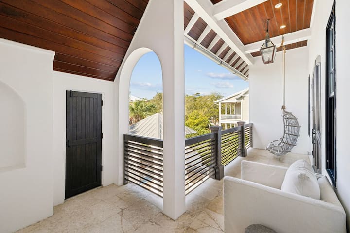 Enjoy Morning Coffee on the Private Balcony!