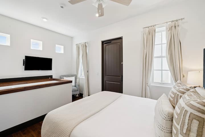 Queen Suite - Balcony Access + Flat-Screen TV