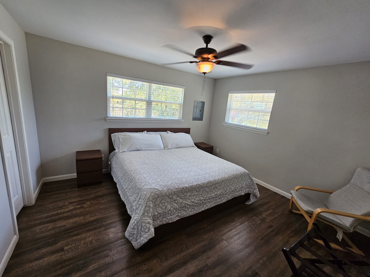 主卧配备加大双人床、独立卫生间和步入式衣橱。