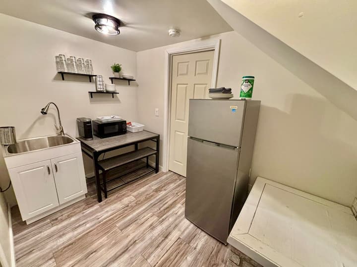 Bed & Bath, 4k 60” Tv, Kitchenette Apt (B5) - Bloomington, IL