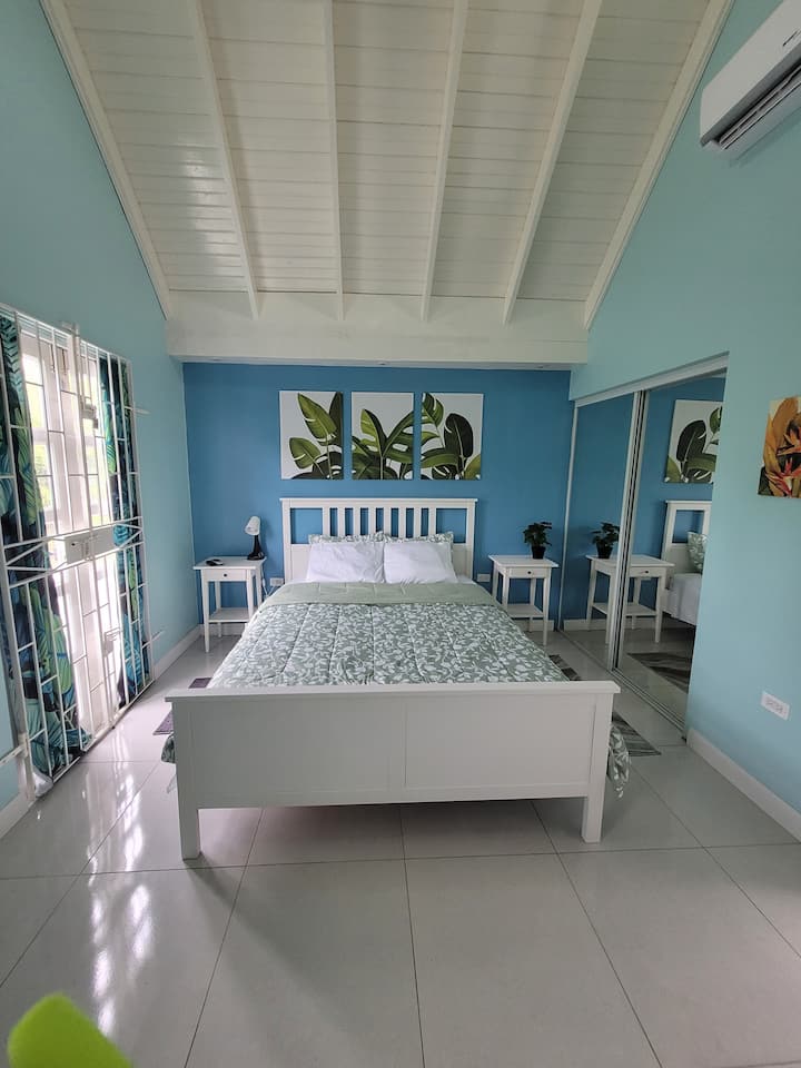 ห้องนอนผู้เข้าพักพร้อมเตียงควีนไซส์สะดวกสบายและสมาร์ททีวี