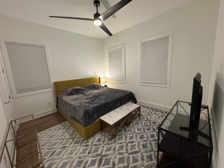 Dormitorio principal (segundo) nivel principal con baño completo. Lavandería completa en el armario. 