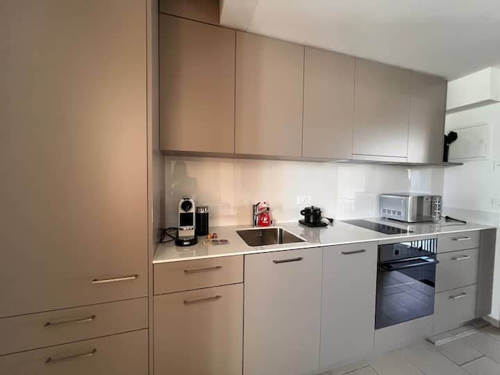 Modern Studio · Fast Wifi · Oerlikon Station 2 Min - Zürich