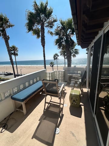 Beach Front Paradise: Manhattan Beach Strand House gallery image 3