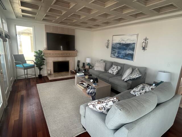 Beach Front Paradise: Manhattan Beach Strand House gallery image 2