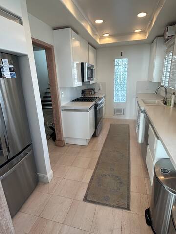 Beach Front Paradise: Manhattan Beach Strand House gallery image 5