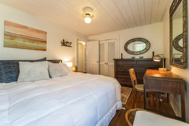 Amplio y tranquilo con una cama tamaño king, armario completo, escritorio