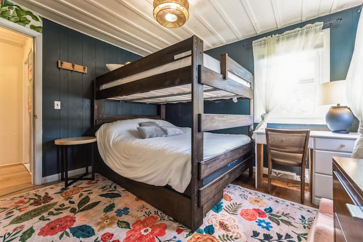 Las amplias literas tamaño queen, el amplio espacio de almacenamiento y las ventanas luminosas hacen de este un favorito tanto para la comodidad como para la diversión