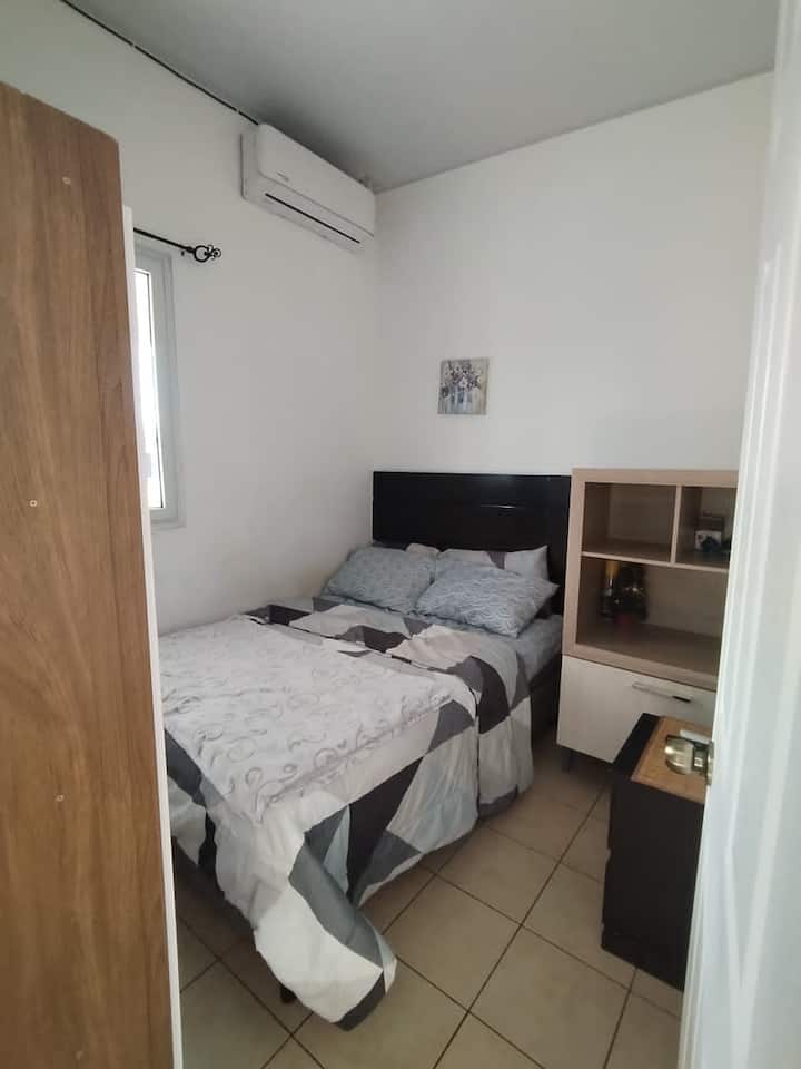 בבית יש חדר ראשי, וילונות אטומים לפרטיות טובה יותר, בחלון יש אנטימוסקיטו, ציוד מיזוג אוויר שעובד 100%, מקום לאחסון בגדים, מצעים נוספים, מיטה זוגית אחת, טלוויזיה חכמה אחת.