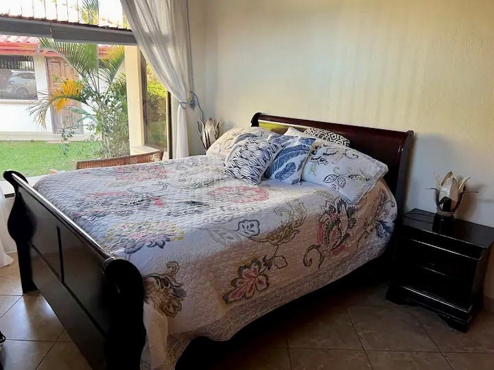 غرفة النوم الثانية في البيت الرئيسي.