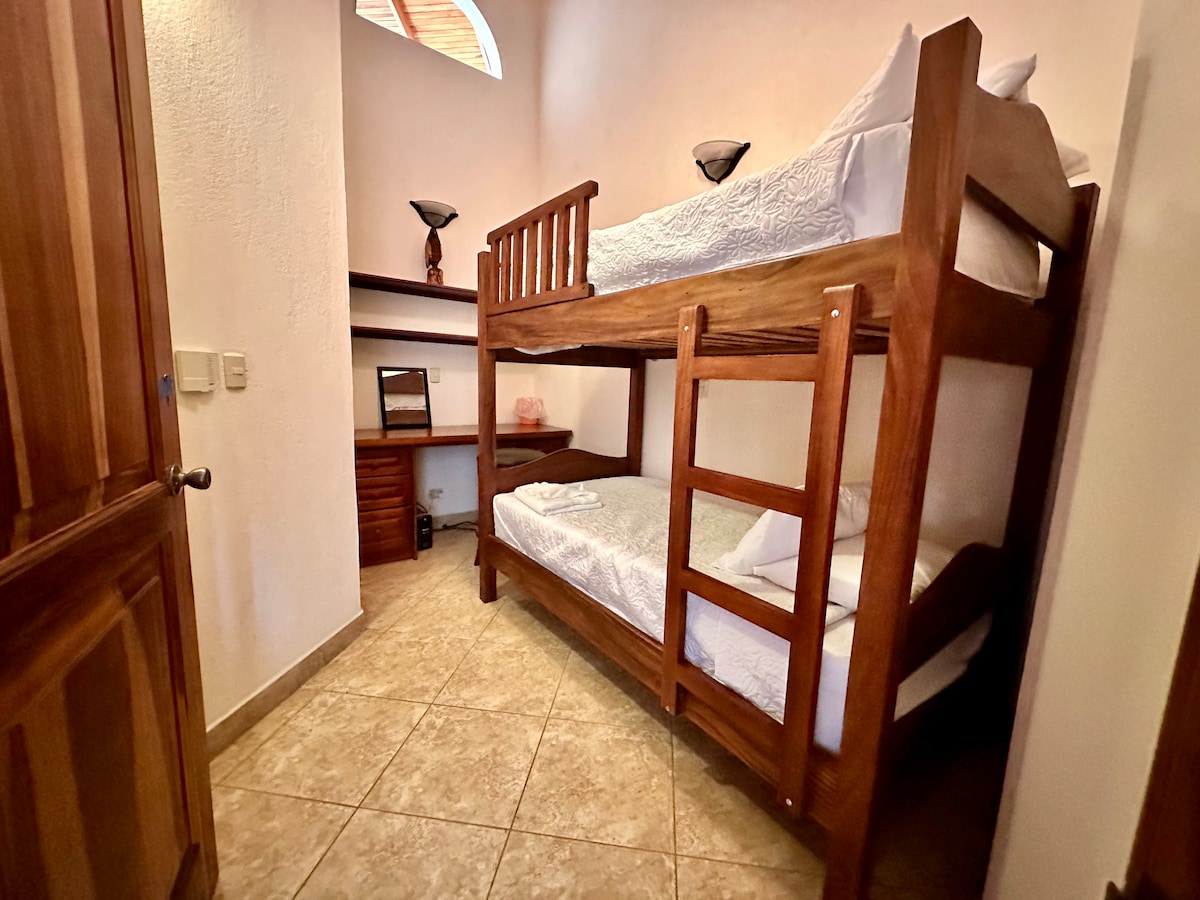 تحتوي غرفة النوم 4 في البيت الرئيسي على مكتب. يتوفر واي فاي في جميع أنحاء العقار.