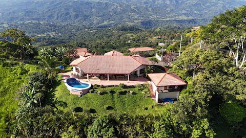 Sleeps 18. Volcano Views. 35 minutes from SJO!
