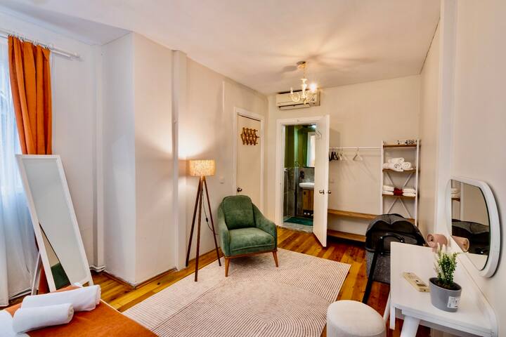 Central 5 BR,5Bath,6AC Triplex Near Galata Tower gallery image 5