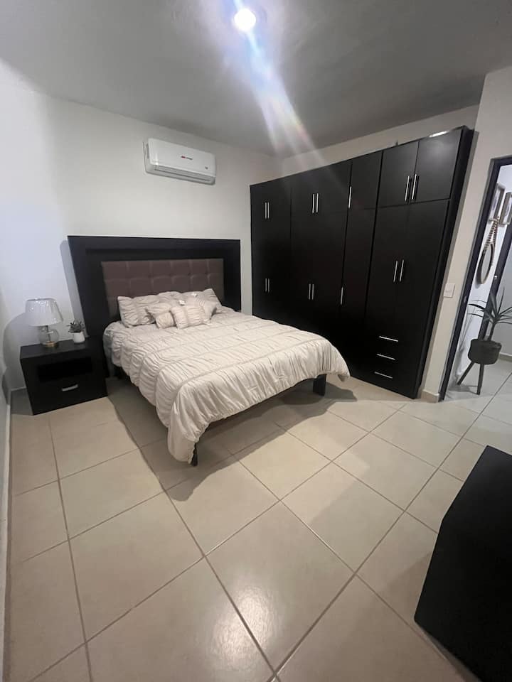 Descansa como en casa en esta acogedora habitación equipada con una cama matrimonial, aire acondicionado y un clóset amplio para que desempaques con comodidad. Ideal para parejas o viajeros que buscan confort y tranquilidad durante su estancia