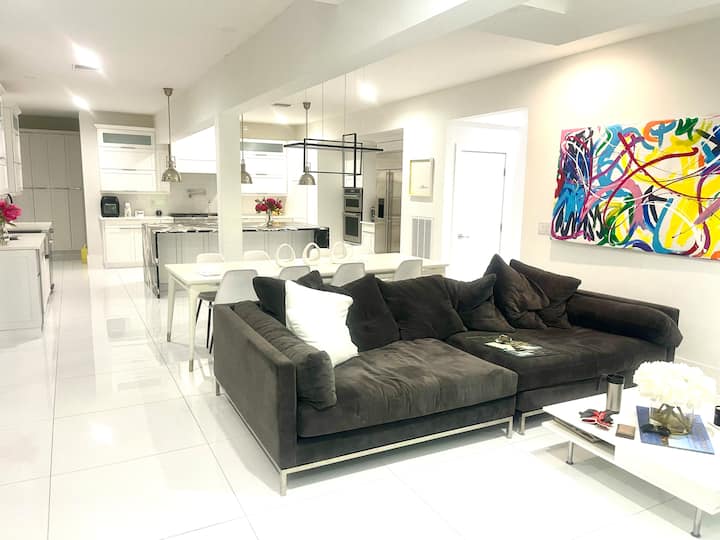 Luxurious Entertainment Mansion - Dade City, FL