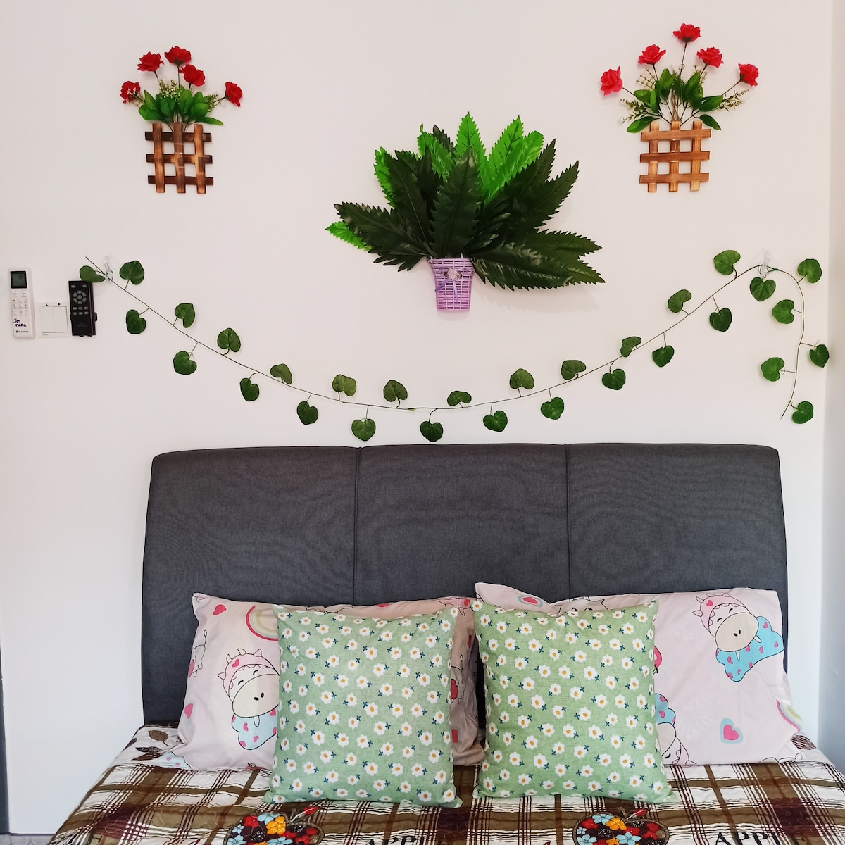 Ropa de cama nueva y de primera calidad, colchón cómodo, nueva estructura de cama, funda de colchón nueva, toallas, mesa , silla y nuevas instalaciones dentro del dormitorio principal en Jennifer Mama Guesthouse Rawang Selangor Malasia 