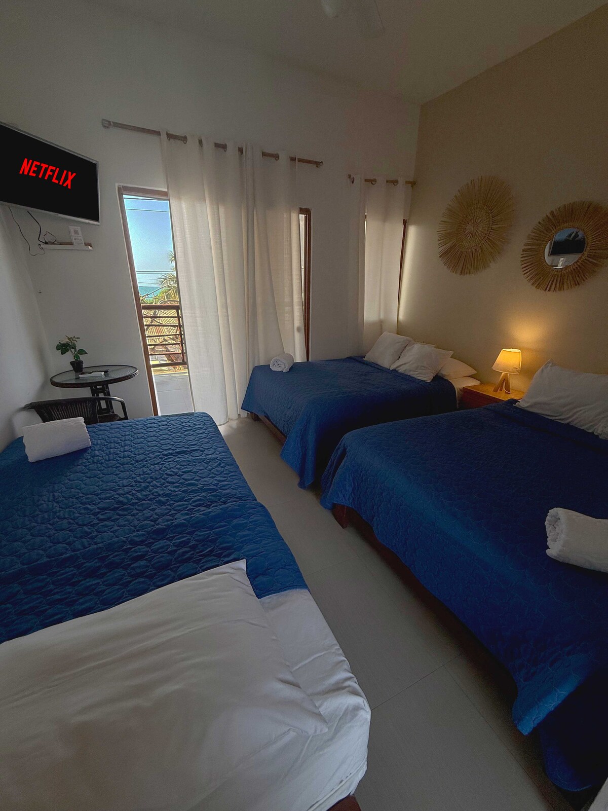 الغرفة 3: تحتوي على سريرين مزدوجين وسرير لشخص واحد ونصف، وتحتوي على مكيف هواء وتلفزيون 32 بوصة مع خدمة نيتفليكس وحمام خاص 