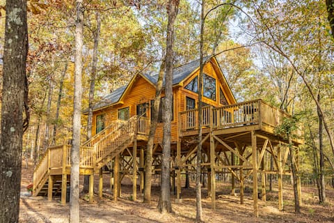 Luki’s TreeHouse on 2.5 Private/Wooded Acres