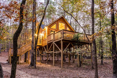 Luki’s TreeHouse on 2.5 Private/Wooded Acres