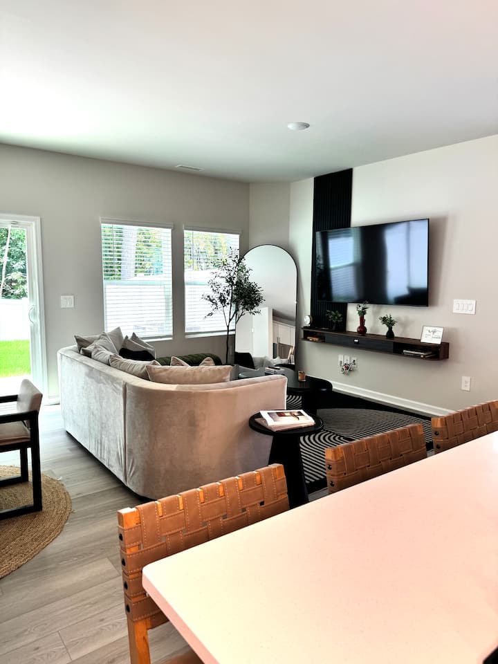 Dnevni boravak: uživajte u luksuzno uređenom dnevnom boravku s kaučem i otomanskim sjedalima. Filmska večer? Pričvrstite pogled na pametni TV od 70 inča, opremljen uslugama streaminga kao što su Netflix, HBO Max i još mnogo toga! 